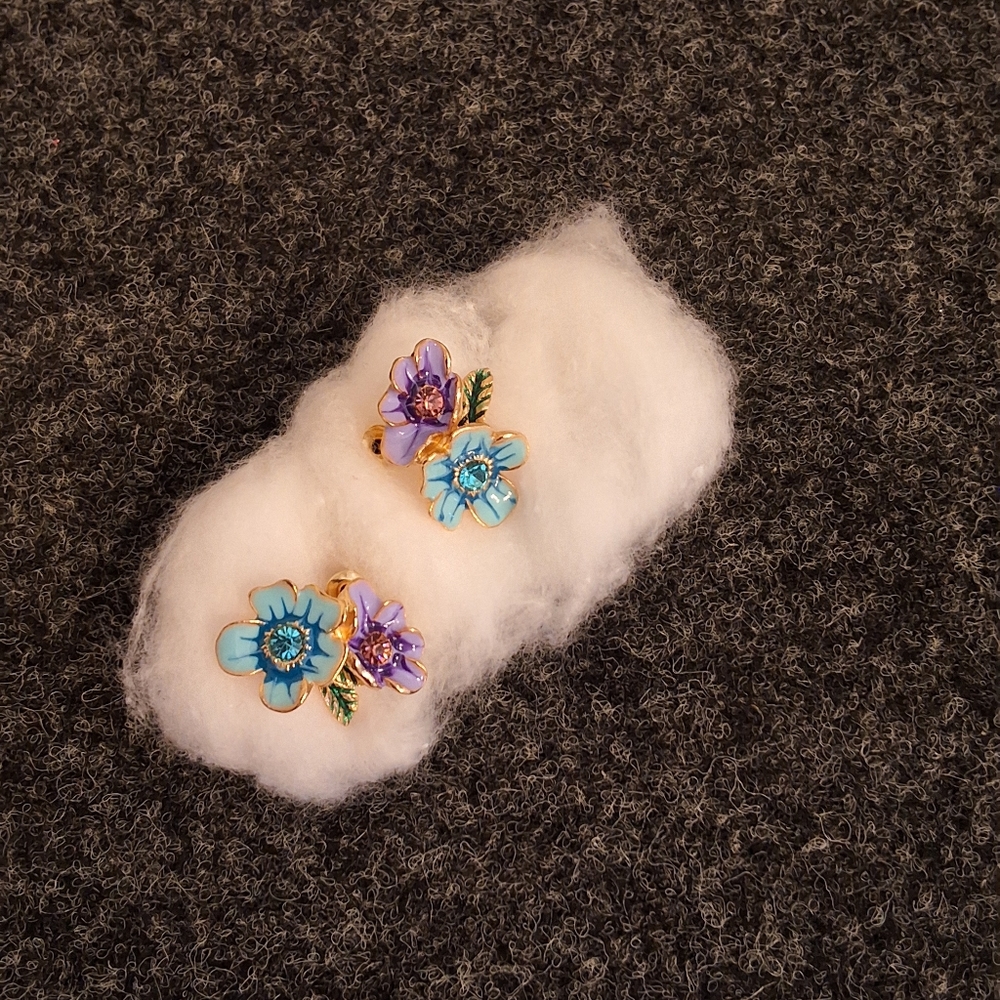 💥SALE💥NEW Purple & Blue Stud Flower Earrings - Picture 4 of 4